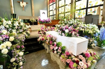 色とりどりのお花を使用した葬儀風景