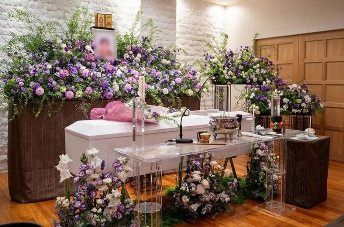 紫やピンクのお花を使用した葬儀風景