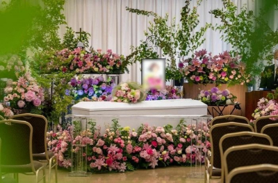 ピンクのお花をベースにした葬儀風景