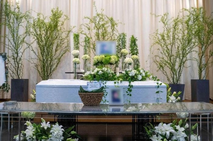 緑と白いお花をベースにした葬儀風景