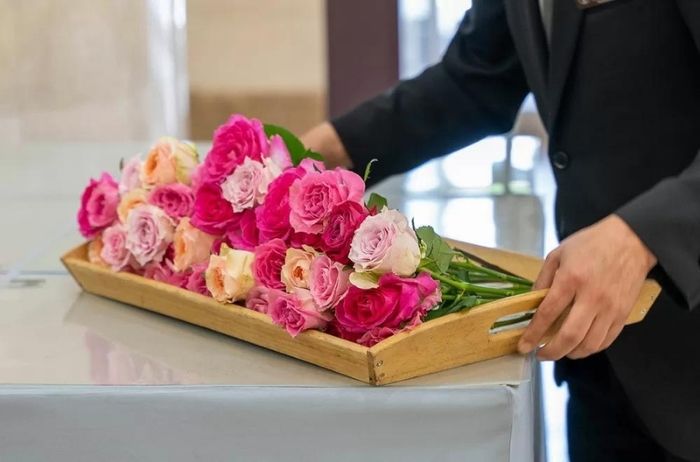 葬儀に使用する赤系のお花の写真
